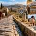 Estrada romana pavimentada com grandes pedras, soldados e carroças atravessando uma paisagem histórica, com detalhes da drenagem e das camadas de construção.