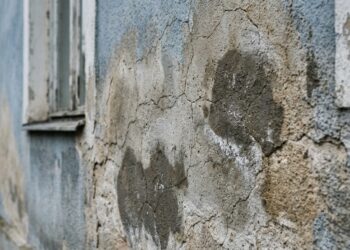 A tinta do teto ou no topo da parede começou a descascar e a empolar? A capilaridade inversa está a infiltrar água