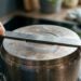 O copo térmico de inox parou de manter a cerveja gelada e agora transpira por fora? A quebra do vácuo transformou o ar em condutor térmico