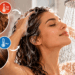 Mulher lavando os cabelos no chuveiro, com detalhes comparativos de fios ressecados e fios brilhantes, ilustrando a importância da temperatura da água na rotina capilar.