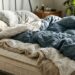 O erro comum ao arrumar a cama assim que acorda que multiplica os ácaros no colchão