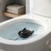 A conta de água veio alta e você não acha o vazamento? O teste da borra de café no vaso sanitário revela o ralo invisível