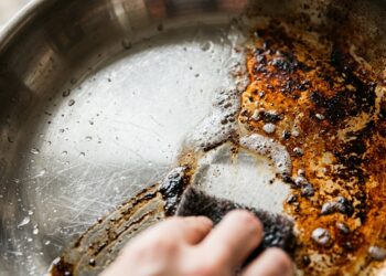 O fundo da panela de inox recém-comprada ficou com manchas cinzas e foscas após cozinhar feijão? A acidez natural do alimento oxidou o metal