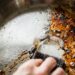 O fundo da panela de inox recém-comprada ficou com manchas cinzas e foscas após cozinhar feijão? A acidez natural do alimento oxidou o metal