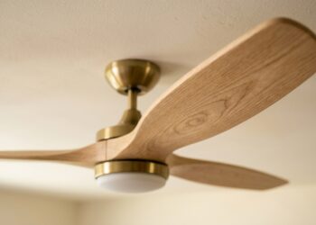 As borrachinhas de acabamento das pás do ventilador de teto começaram a esfarelar e cair no chão da sala? O material envelheceu