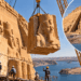Engenheiros desmontam os monumentais templos de Abu Simbel durante a operação de transferência para um local mais elevado no Egito.