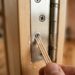 A dobradiça arrancou da porta do armário e deixou um buraco esfarelado no MDF? O truque dos palitos de dente refaz a rosca na madeira