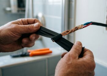 A fita isolante derreteu e virou uma gosma solta na emenda do chuveiro elétrico? O calor do circuito exige polímeros vulcanizáveis