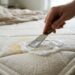 O segredo das lavanderias para tirar manchas amarelas antigas do colchão sem molhar a espuma