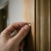 As portas interiores batem com estrondo com as correntes de ar? A pressão negativa exige amortecedores físicos