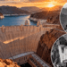 Represa Hoover no Rio Colorado, cercada por montanhas áridas, com fotografias históricas da construção mostrando trabalhadores em paredões rochosos e a montagem da enorme estrutura de concreto.