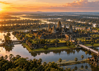 Vista aérea de um monumental complexo de templos inspirado em Angkor Wat, no Camboja, cercado por fossos, canais, reservatórios e vegetação tropical.