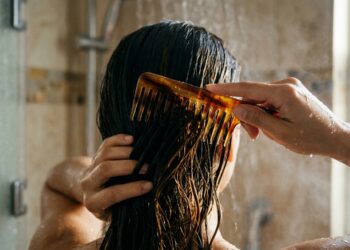 A técnica de cuidado mais eficiente sobre qual é o erro comum ao desembaraçar o cabelo no banho