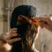 A técnica de cuidado mais eficiente sobre qual é o erro comum ao desembaraçar o cabelo no banho