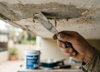 Os especialistas em bricolagem alertam: "Antes de aplicar uma tinta anti-gotejamento para impermeabilizar, é necessário consolidar a superfície abaixo para que ela adira bem.”