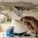 Os especialistas em bricolagem alertam: "Antes de aplicar uma tinta anti-gotejamento para impermeabilizar, é necessário consolidar a superfície abaixo para que ela adira bem.”