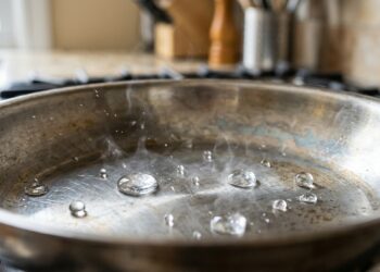 O ovo estrelado cola sempre no fundo da frigideira de inox e desfaz-se? O segredo físico do Efeito Leidenfrost