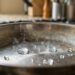O ovo estrelado cola sempre no fundo da frigideira de inox e desfaz-se? O segredo físico do Efeito Leidenfrost