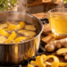 Panela com cascas de limão e fatias de gengibre em infusão, acompanhada de uma xícara de bebida quente e ingredientes frescos.