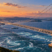 Cabos principais de aço e cabos verticais de suspensão da Ponte Akashi-Kaikyo sobre o estreito japonês.