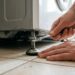 A geladeira começa a vibrar depois de mudar de lugar: como o nivelamento dos pés altera o barulho e a estabilidade