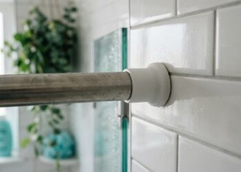 O varão extensível da cortina de banho vive a escorregar e a cair com o peso? O truque da borracha anula o deslizamento
