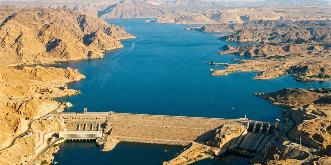 Vista aérea do Lago Nasser, reservatório formado pela Barragem de Assuã, cercado pelo deserto egípcio.