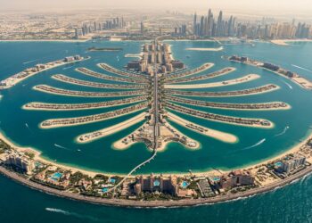 Vista aérea da Palm Jumeirah, em Dubai, mostrando as ilhas artificiais em formato de palmeira cercadas pelo Golfo Pérsico.