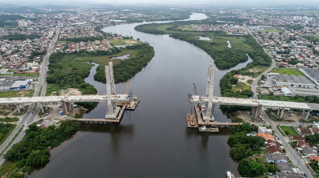 Vista aérea mostra o vão principal de 160 metros da Ponte Joinville sobre o Rio Cachoeira.