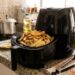 O erro de encher demais o cesto da air fryer
