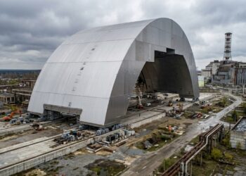 Como o arco de Chernobyl foi montado e deslocado
