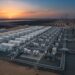 Sistema de baterias em escala de rede descarrega energia após o pôr do sol em Dubai.