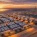 Sistema de baterias em escala de rede fornece energia após o pôr do sol no deserto de Abu Dhabi.