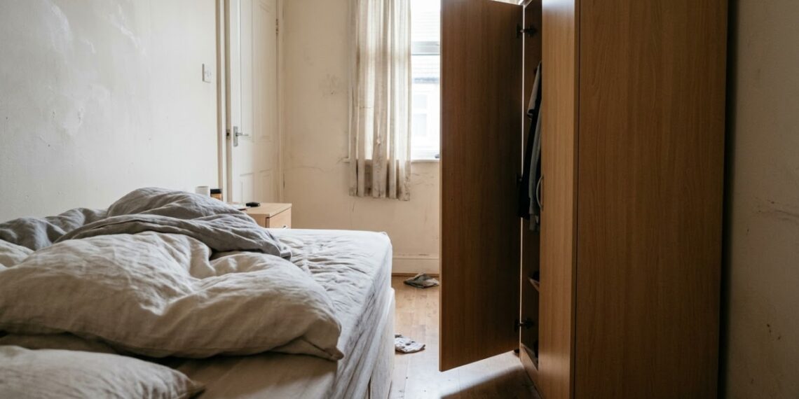 Posição e medidas do guarda-roupa em quartos pequenos
