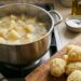 Batatas cozinham em água com pequena quantidade de bicarbonato e desenvolvem uma superfície mais áspera antes de ir ao forno.