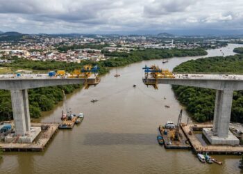 Ponte Joinville avança em balanços sucessivos sobre o Rio Cachoeira com grandes trechos de concreto suspensos.