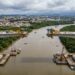 Ponte Joinville avança em balanços sucessivos sobre o Rio Cachoeira com grandes trechos de concreto suspensos.