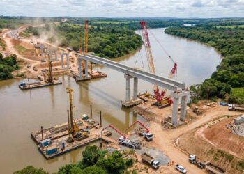 Nova ponte sobre o Rio Jequitinhonha avança com pilares, fundações e grandes vigas pré-moldadas em montagem.
