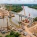 Nova ponte sobre o Rio Jequitinhonha avança com pilares, fundações e grandes vigas pré-moldadas em montagem.