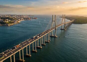 Projeção aérea da Ponte Salvador–Itaparica atravessando a Baía de Todos-os-Santos, com pilares marítimos e trecho central sustentado por cabos de aço.