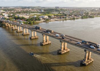 Vista aérea da Ponte de Igapó sobre o Rio Potengi, em Natal, mostrando a pista, os pilares de concreto e o estuário.