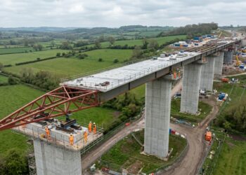 Viaduto de 320 metros é deslizado horizontalmente sobre pilares durante a operação de lançamento.