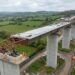 Viaduto de 320 metros é deslizado horizontalmente sobre pilares durante a operação de lançamento.