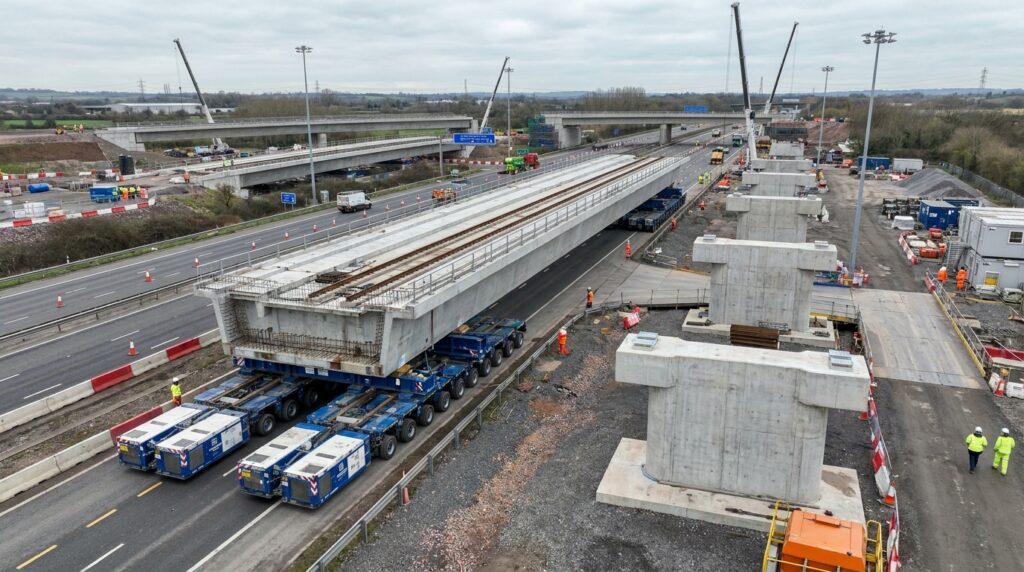 Vão ferroviário de cerca de 1.000 toneladas é transportado inteiro até os pilares sobre a M42.