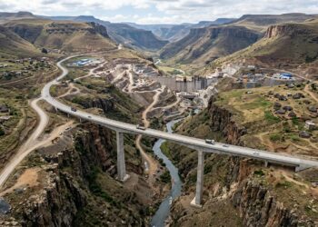 Ponte Senqu atravessa o vale antes do enchimento do futuro reservatório de Polihali.