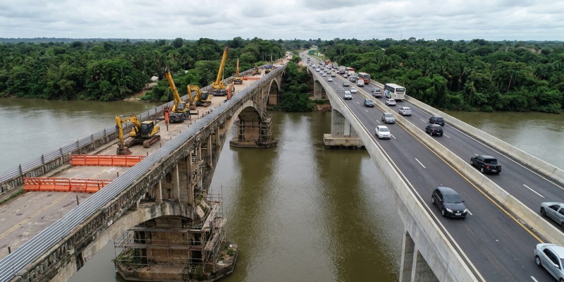 Duas pontes paralelas aparecem lado a lado, com uma interditada para obras e outra recebendo o tráfego.