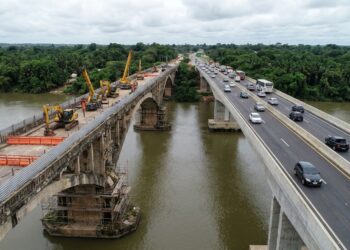 Duas pontes paralelas aparecem lado a lado, com uma interditada para obras e outra recebendo o tráfego.
