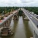 Duas pontes paralelas aparecem lado a lado, com uma interditada para obras e outra recebendo o tráfego.