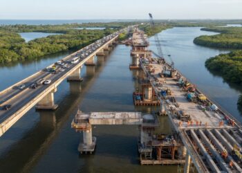 Duas pontes paralelas sobre um canal no Maranhão, com uma em reconstrução e a outra destinada à circulação de veículos.