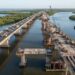 Duas pontes paralelas sobre um canal no Maranhão, com uma em reconstrução e a outra destinada à circulação de veículos.